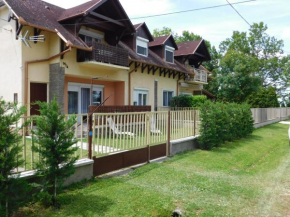 Balatonpart-lak, Balatonfenyves